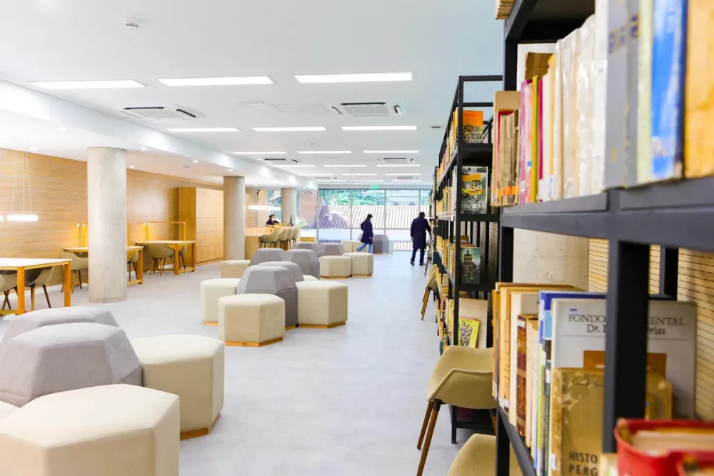 Nueva Biblioteca en el Cabildo - Ojos del Mundo