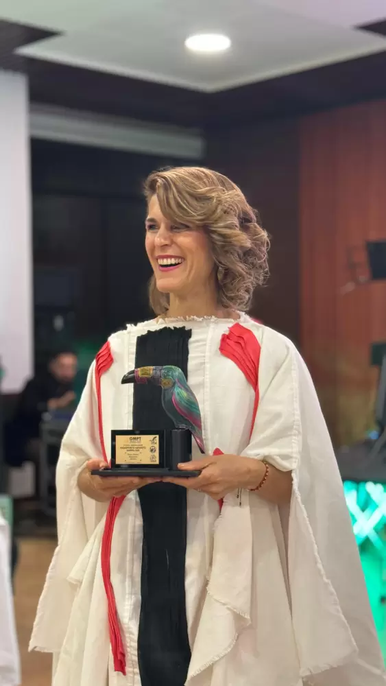 Estatuilla del Premio Pasaporte Abierto: Obra artesanal que honra la vida - Ojos del Mundo